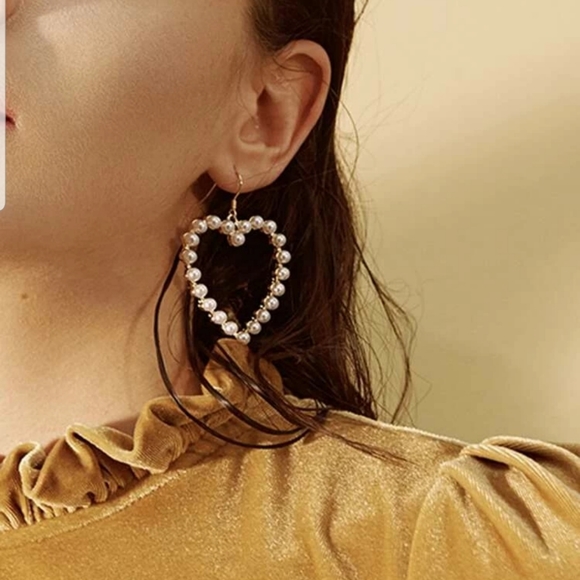 ♡Lenore♡ Heart Shape Pearl Earrings - Picture 2 of 5